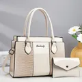 Dettaglio dell'elegante trama a coccodrillo e del logo sul set di borse color crema - 31x13x23cm / Bianco Sporco