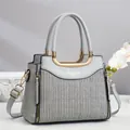 Détails des coutures en cuir et ferrures dorées sur ce sac à main tendance pour femmes - 24cmx12cmx20cm / Gris