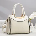 Sac à main tissé beige élégant avec anse en métal doré en U et bandoulière cuir - 24cmx12cmx20cm / Blanc Cassé