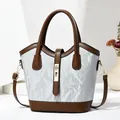 Sac à main chic plissé argenté avec bordure en cuir marron et fermoir métallique - Gris