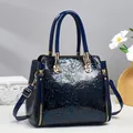 Donkerblauwe laks lederen emmertas met bloemenreliëf en goudkleurige hardware - Blauw
