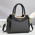 Grand sac cabas gris rayé avec poignées en cuir noir et finitions métalliques dorées - 24cmx12cmx20cm / Noir