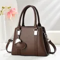Sac à main élégant en cuir marron foncé avec poignée et pendentif en forme de cœur argenté - Café