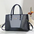Elegante dunkelblaue Lederhandtasche mit Krokodilmuster-Spleißen und Goldbeschlägen - Blau