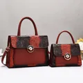 Tweedelige rode tassenset met krokodillenprint details en gouden metalen draaisluiting - 30x11x21 / Rood