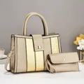 Conjunto de bolso tote y sobre color champán con paneles a rayas y cierre de metal - 30/10/21 / Dorado