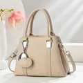 Sac à main beige élégant avec texture cuir grainé et pendentif en forme de cœur - Abricot