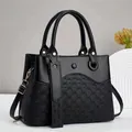 Dettaglio borsa shopper nera con trama intrecciata e inserti metallici dorati - Stile ad Alta Capacità / Nero