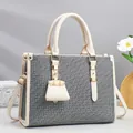 Elegante strukturierte Lederhandtasche mit geometrischem Muster und Goldbeschlägen - 33x12x23cm / Cremeweiß