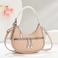 Detail van de beige halvemaanvormige leren tas met dubbele zilveren ritssluitingen - Khaki