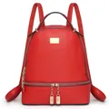 Dettaglio dello zaino in pelle martellata rossa con targa dorata e zip con lucchetto - 24x12x28cm / Rosso
