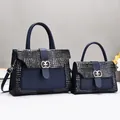 Détail de l'ensemble de sacs à main bleu marine aspect crocodile et fermoir doré - Sac à Main Et Mini Sac (JC W5681#) / Bleu