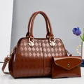 Detalle del bolso shopper en cuero charol marrón oscuro y sobre a juego con diseño acolchado - Marrón