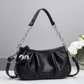 Sac nuage plissé noir avec bandoulière chaîne argentée et ornements de boules en métal - Noir