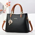 Sac à main élégant en cuir noir avec poignées brunes et charme étoile en perle dorée - Noir