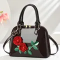 Sac à main en cuir verni marron foncé avec roses 3D rouges et bandoulière réglable - Marron