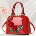Sac à main élégant en cuir verni rouge avec fleurs 3D et détails dorés - Rouge