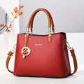 Sac à main bordeaux en cuir grainé pour femme avec lettrage fashion et breloque perle - Rouge