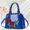 Sac coque en cuir verni bleu avec appliques florales et bandoulière réglable - Bleu