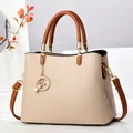 Sac à main élégant en cuir beige avec anses marron et breloque perle étoile - Kaki
