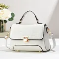Sac bandoulière blanc élégant avec rabat crocodile et fermoir doré métallisé chic - Blanc