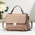 Sac à main élégant en cuir marron clair avec rabat motif crocodile et boucles dorées - Khaki