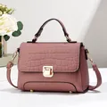 Sac bandoulière élégant en similicuir mauve avec texture crocodile et bijoux dorés - Rose