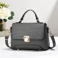 Sac bandoulière chic gris foncé avec rabat croco et fermoir doré, vue de 45 degrés - Gris