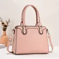 Elegante Handtasche in Rosa aus PU-Leder mit Litschi-Struktur und verstellbarem Gurt - Rosa