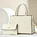 Elegantes Set aus cremeweißer geprägter Tragetasche und passender Clutch mit Schachbrettmuster - Handtaschen- und Clutch-Set / Weiß