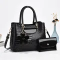 Sac seau noir brillant à motif crocodile avec breloque fleur et bandoulière - Noir