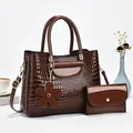 Ensemble sac seau en cuir verni marron à motif crocodile et détails dorés - café