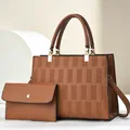 Braunes Set aus gewebter Tragetasche und Clutch mit goldfarbenen Beschlägen - Handtaschen- und Clutch-Set / Erdgelb