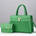 Dettaglio del set di borse verde erba con trama intrecciata e chiusura dorata - Borsa tote e borsa con catena / Verde
