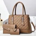 Detailansicht des braunen 3-in-1 Handtaschen-Sets mit Steppmuster und Silberbeschlägen - Set aus Tragetasche, Briefumschlag-Geldbörse und Kartenetui / Khaki
