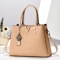 Sac à main beige chic avec texture tissée, décor en V métallique et bandoulière - Kaki