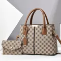 Set borsa tote e portafoglio a scacchi marroni con motivi floreali e finiture dorate - Quadretti Chiari Cachi