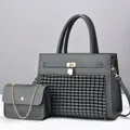 Détail du sac cabas gris avec texture tressée, fermoir doré et pochette à chaîne assortie - Sac fourre-tout et sac à chaîne / Gris