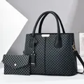 Schwarzes Set aus Tragetasche mit grauem Geometriemuster und passender Clutch - Chinesische Mauer Muster Schwarz