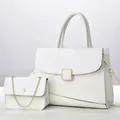 Detalle del bolso blanco con textura de cocodrilo y bolso pequeño con cadena de oro - 30x13x23cm / Bolso tote y bolso con cadena / Blanco Roto