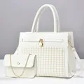 Vue détaillée du grand sac blanc tressé et de sa petite pochette avec chaîne dorée - Sac fourre-tout et sac à chaîne / Blanc