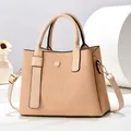Dettaglio della borsa a mano plissettata beige con hardware dorato e tracolla - Cachi