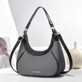 Borsa hobo in tessuto patchwork nero e grigio con un elegante logo del marchio C3DESIGN - Nero