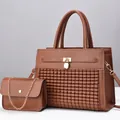 Détail du sac à main marron à texture tressée, fermoir doré et petit sac à bandoulière - Sac fourre-tout et sac à chaîne / Jaune Terre