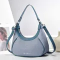 Borsa hobo a mezzaluna patchwork in denim blu con tracolla regolabile e manico - Blu