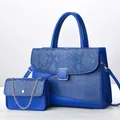 Conjunto de bolso azul con solapa de piel de serpiente y detalles metálicos dorados - 30x13x23cm / Bolso tote y bolso con cadena / Azul zafiro