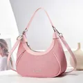 Borsa hobo a mezzaluna intrecciata rosa con tracolla in pelle e finiture argentate - Rosa
