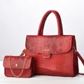 Detalle del conjunto de bolsos rojos con grabado de serpiente y hebilla dorada - 30x13x23cm / Bolso tote y bolso con cadena / Rojo