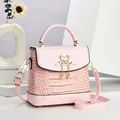 Mini sac bandoulière rose clair avec texture crocodile et boucle cygne dorée - Rose