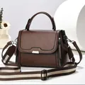Sac à main vintage marron en simili cuir avec large bandoulière rayée et fermoir - Café